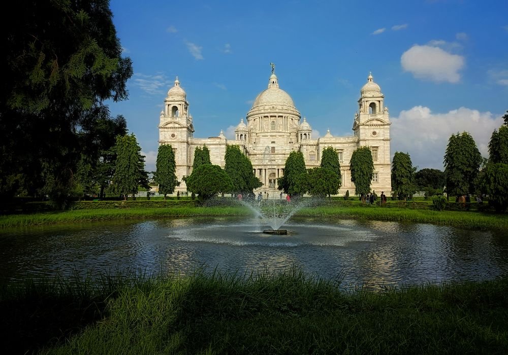 The Victoria Memorial in Kolkata behind its fountain